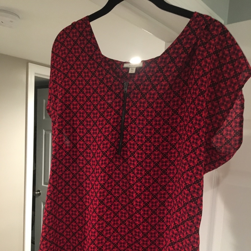 Short sleeve top with front zipper